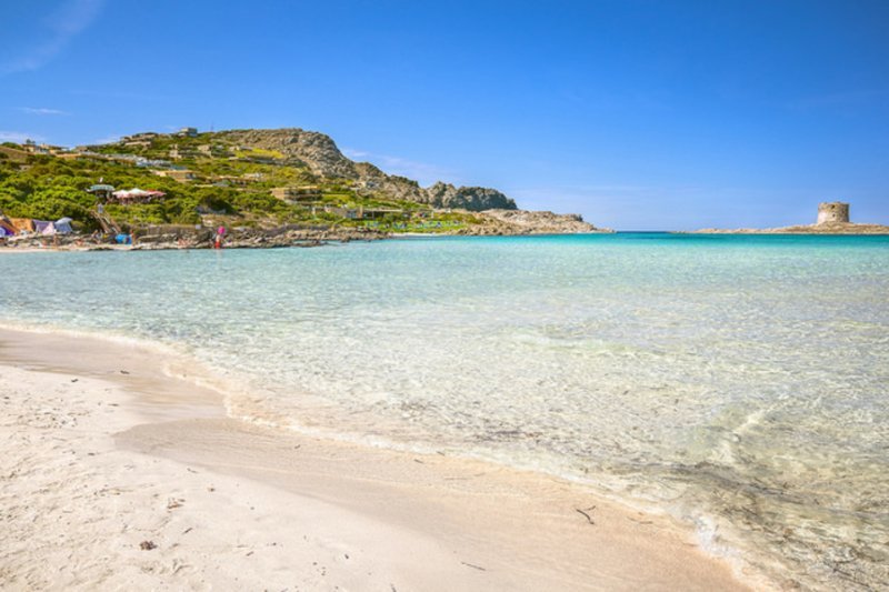  Doi turiști riscă 6 ani de închisoare, pentru că au furat 40 de kilograme de nisip în Sardinia