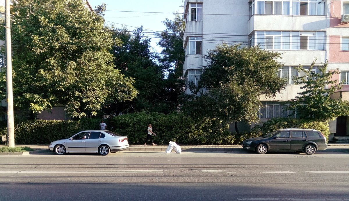  FOTO: Cum să-ți ții ocupat un loc de parcare la Iași? Cu doi saci rezolvi problema