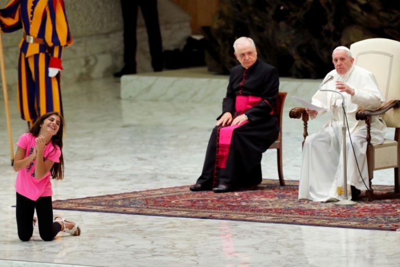  Papa a lăsat o fetiță bolnavă în tricou roz cu textul „Love” să alerge în jurul lui