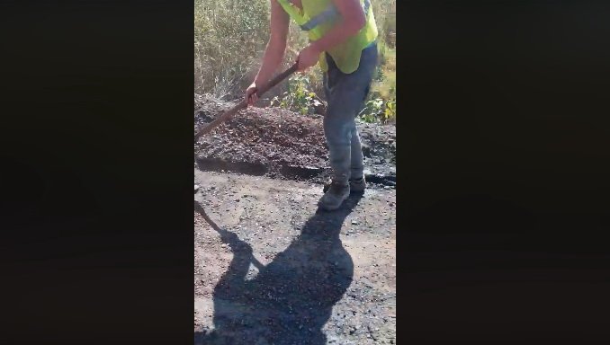  VIDEO: Un locuitor din Breazu acuză asfaltarea de mântuială a drumului