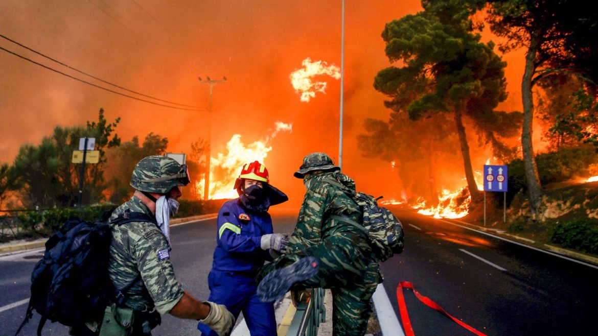  Atenţie mărită dacă mergeţi în Grecia: Risc ridicat de incendii de vegetaţie şi temperaturi ridicate