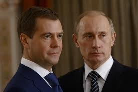  Un tablou cu Putin şi Medvedev în ipostaze intime, confiscat de poliţia din Rusia (FOTO)
