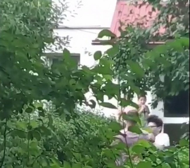  VIDEO: Bătaie cu pumnii și picioarele între doi tați din Iași de față cu copiii
