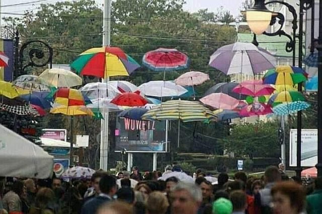  Strada Lăpușneanu, colorată în sute de culori. Are loc ”Festivalul cu umbrele”