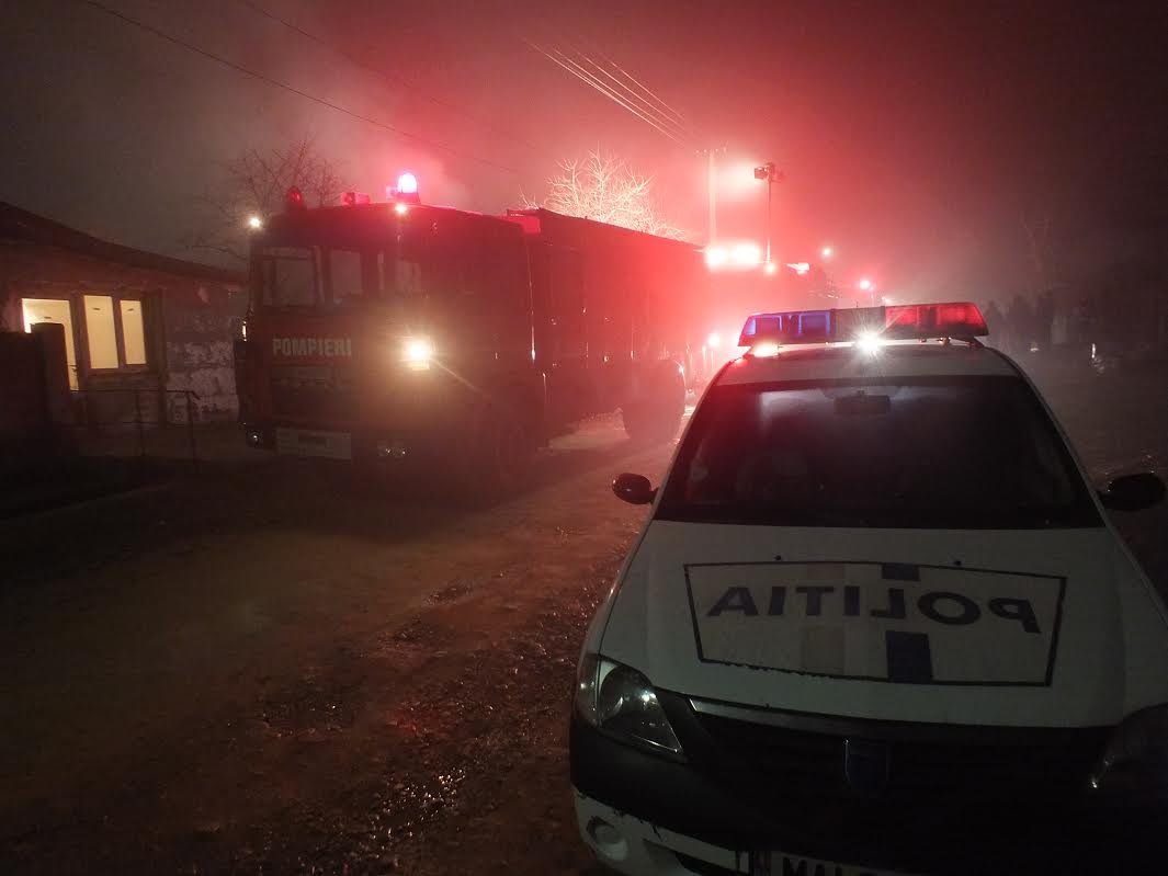  Staţie de ambulanţe cuprinsă de flăcări în timpul nopţii. O autospecială a ars în totalitate