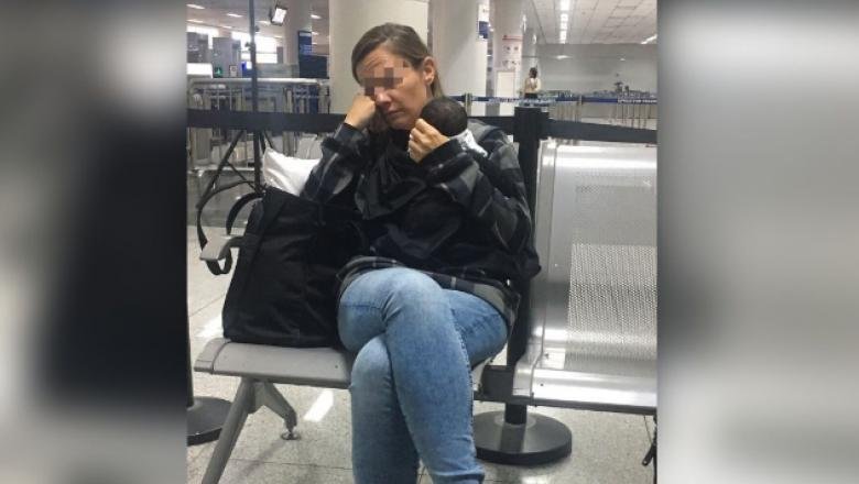  O femeie a încercat să urce în avion cu un bebeluș ascuns în bagajul de mână