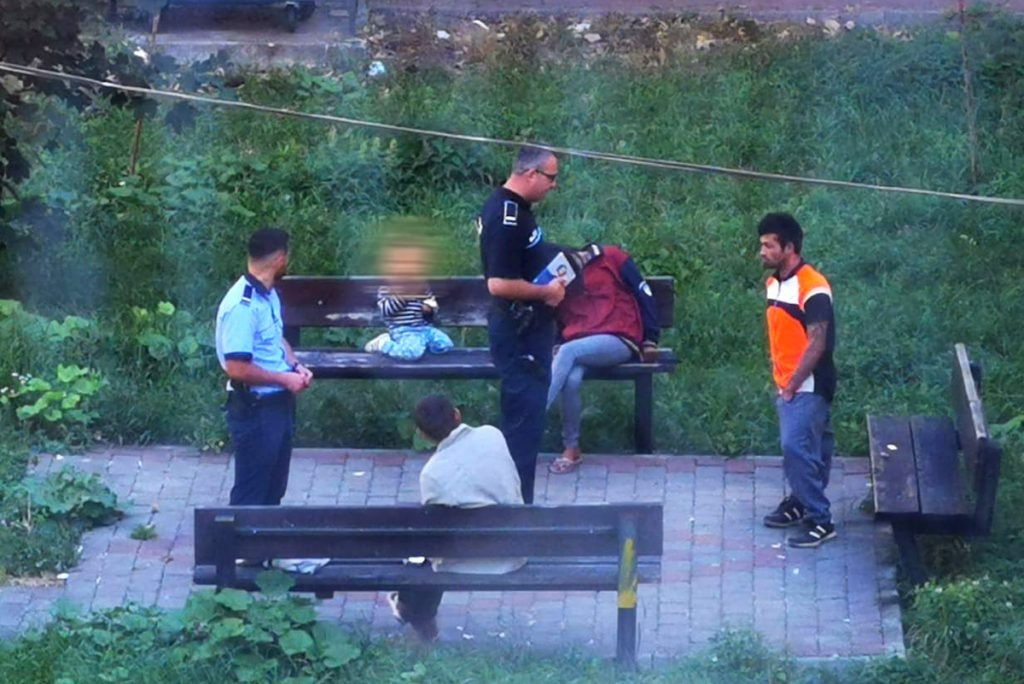  FOTO Scenă de coșmar într-un parc din Neamț: părinți prăbușiți pe bancă în parc, copilul plângând în hohote la capul lor