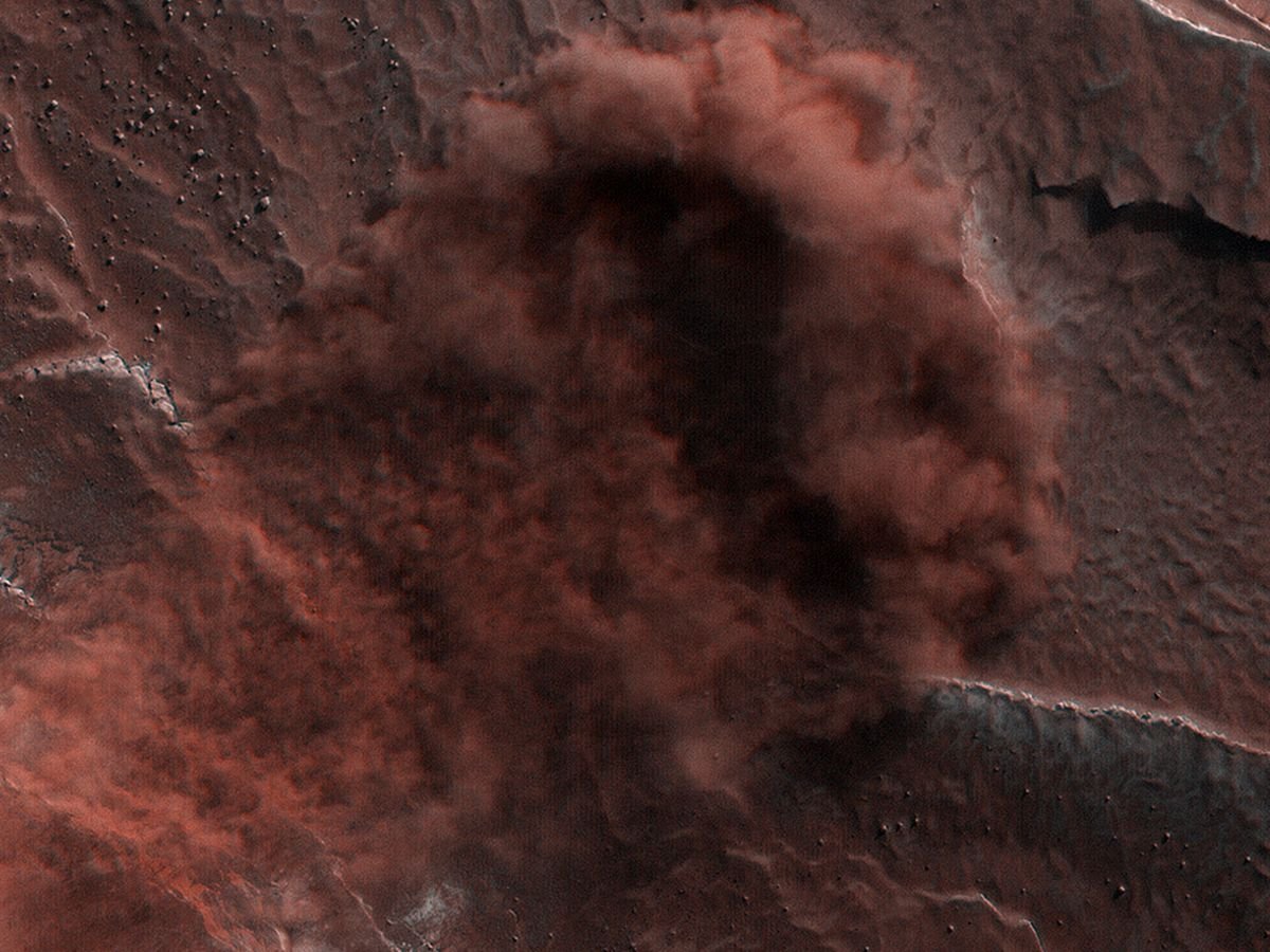  FOTO NASA a fotografiat în timp real o avalanșă pe Marte. Cum arată fenomenul