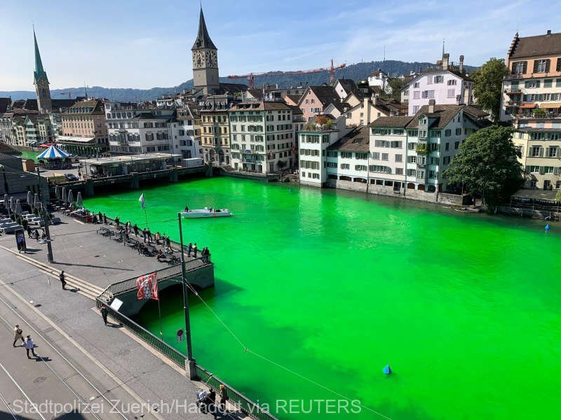  Un râu din Elveţia, colorat în verde fosforescent de activişti ecologişti