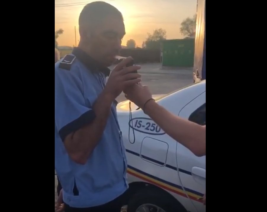  VIDEO: Momentul în care polițistul local beat este prins de colegii de la Rutieră