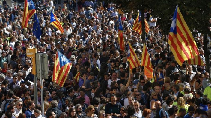  Sute de mii de oameni manifestează la Barcelona, cerând independenţa Cataloniei
