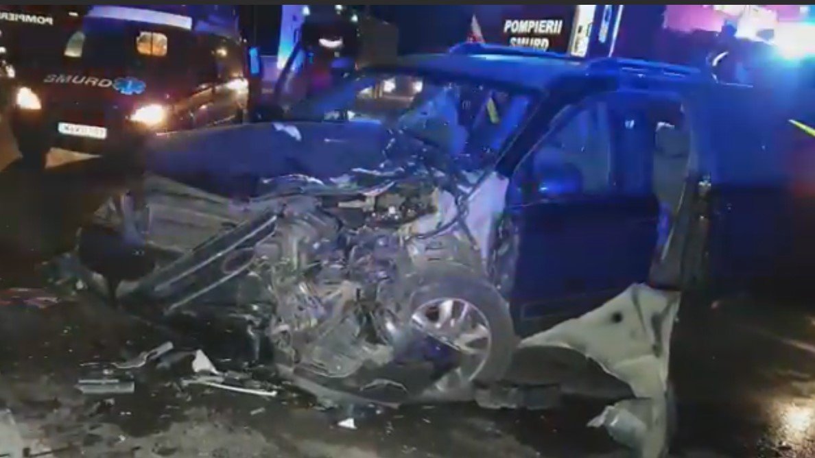  VIDEO: Accident cu şapte victime după ce două maşini s-au izbit violent