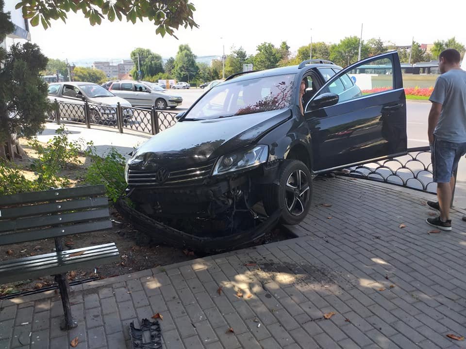  FOTO: Un Volkswagen a izbit violent un gard în Fundație și a urcat pe trotuar