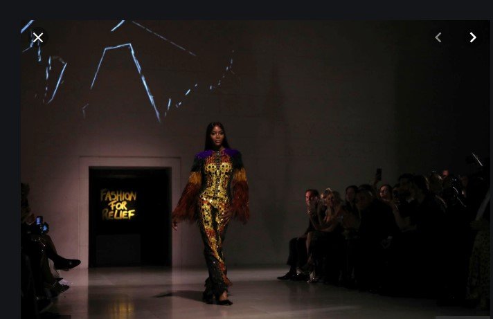  Apariţie suprinzătoare a top modelului Naomi Campbell la Londra