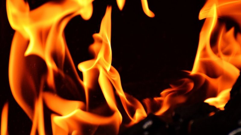  O femeie din Maramureş a turnat benzină pe soţul ei şi i-a dat foc