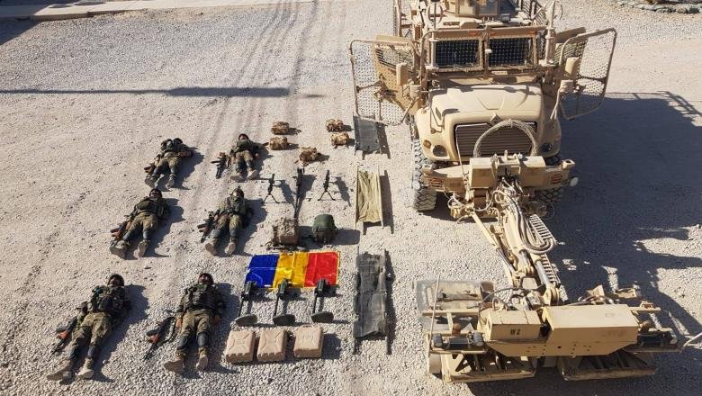  (FOTO) Imagine virală: Cum au fost pozați militarii români din Afganistan