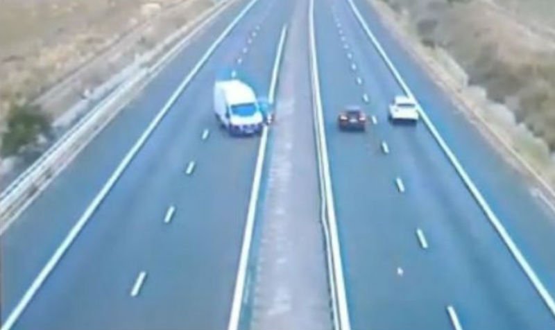  VIDEO Accident filmat în direct pe autostradă. Șoferul se uita în telefon