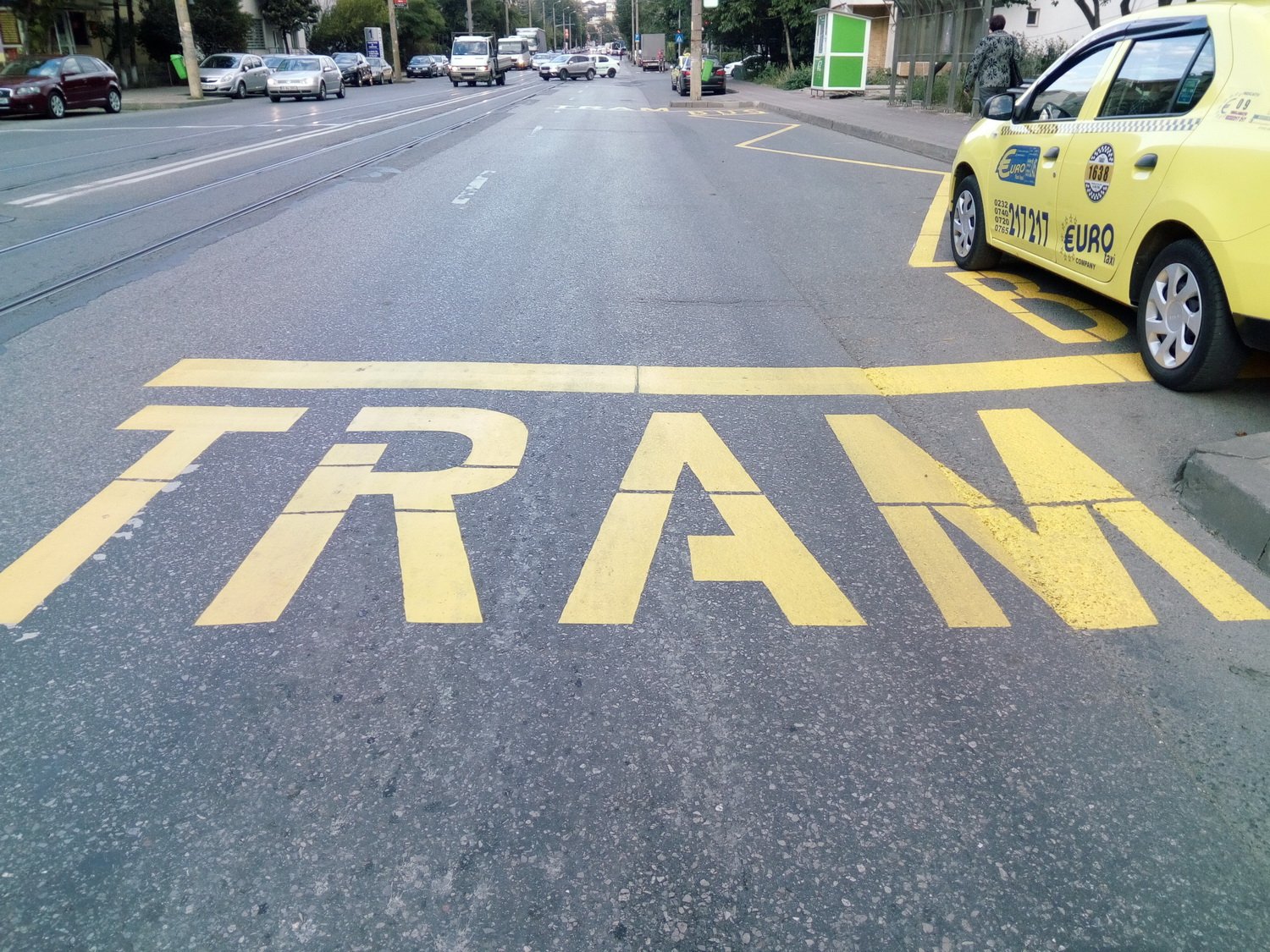  FOTO: Marcaje noi în Iași. Atenționări speciale în stațiile de tramvai fără refugii