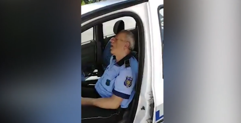  VIDEO Polițiști români la datorie: unul doarme, altul nu se ține pe picioare de beat ce e