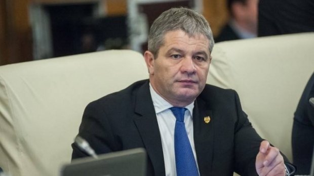  Senatorii au făcut scut în jurul fostului ministru PSD al Sănătăţii Florian Bodog