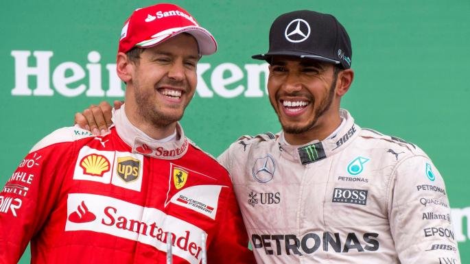  Lewis Hamilton l-a felicitat pe Sebastian Vettel după Marele Premiu din Singapore