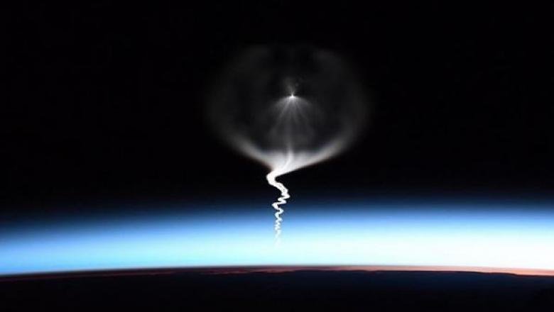  FOTO  Cum se vede din Stația Spațială sosirea unei rachete de pe Pământ