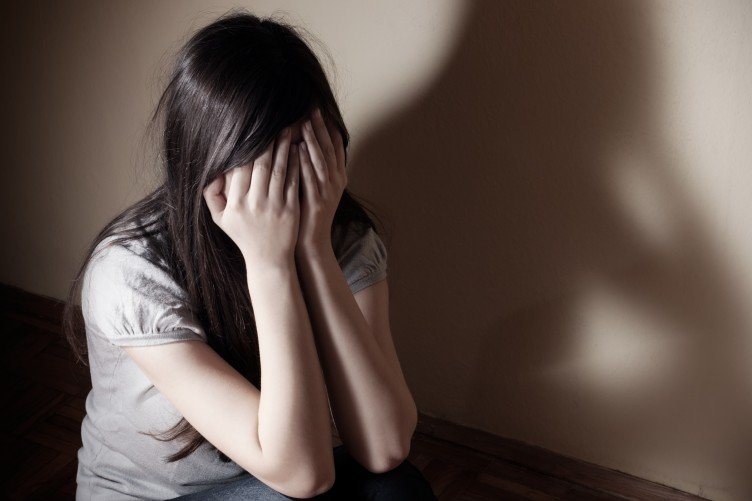  Tânără de 19 ani găsită violată şi sechestrată într-o locuinţă după ce a sunat la 112