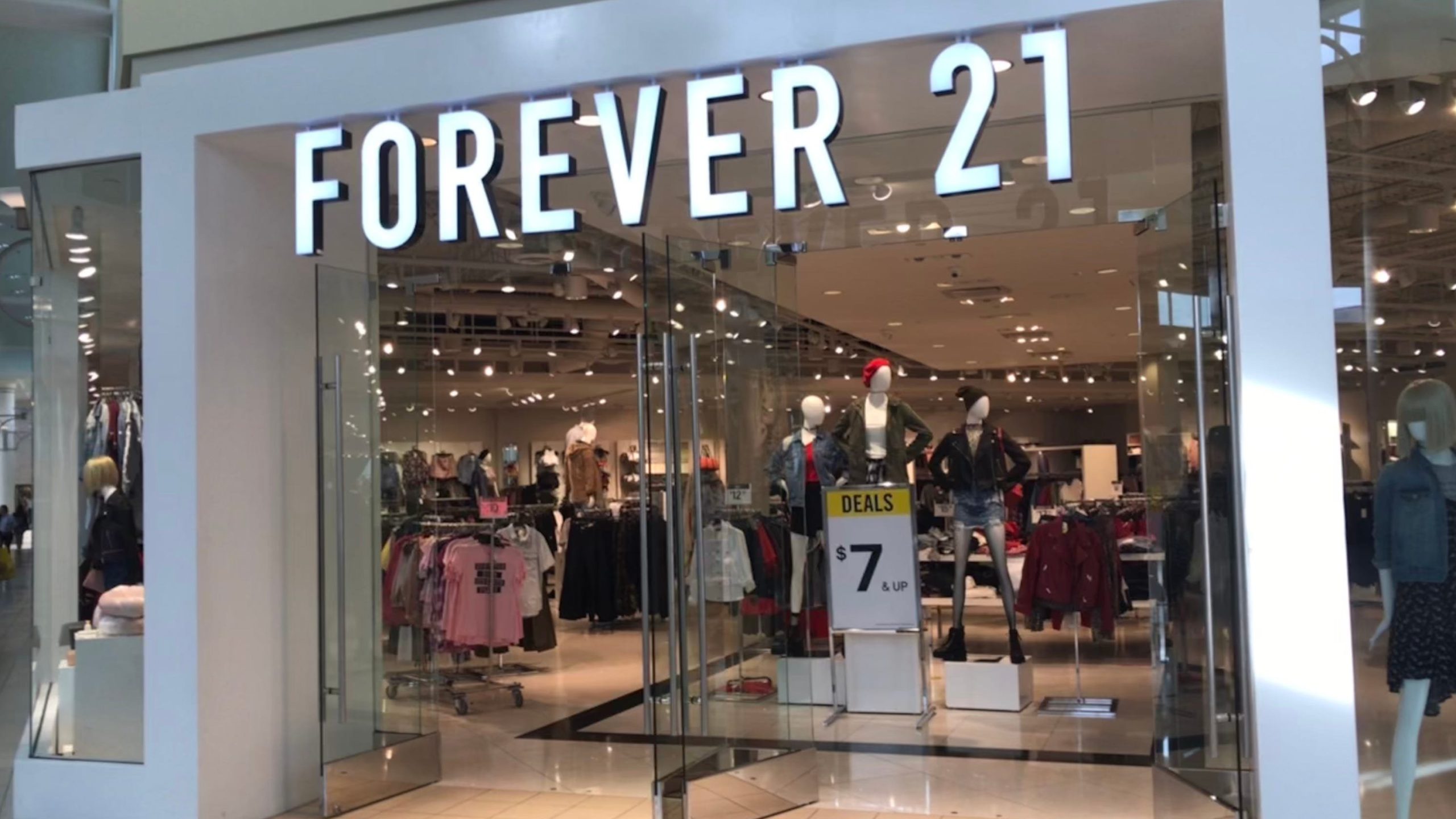  Brandul de modă Forever 21 a solicitat protecţia faţă de creditori. Va închide magazinele din Europa si Asia