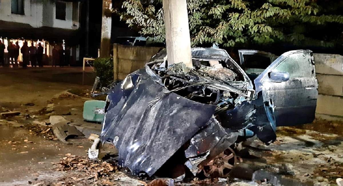  FOTO: Accident teribil! Un Jaguar s-a încolăcit în jurul unui stâlp, apoi a luat foc