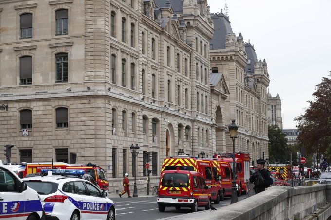  Patru poliţişti, ucişi într-un atac cu cuţitul în Prefectura Poliţiei din Paris de către un angajat
