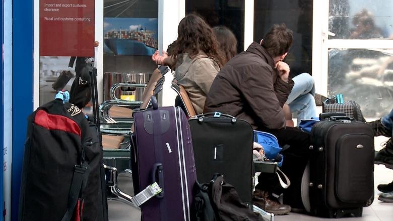  Jecmăneală cu bagajele la Aeroportul Iași? Ce a păţit un ieşean care nu şi-a măsurat valiza înainte de a urca în avion