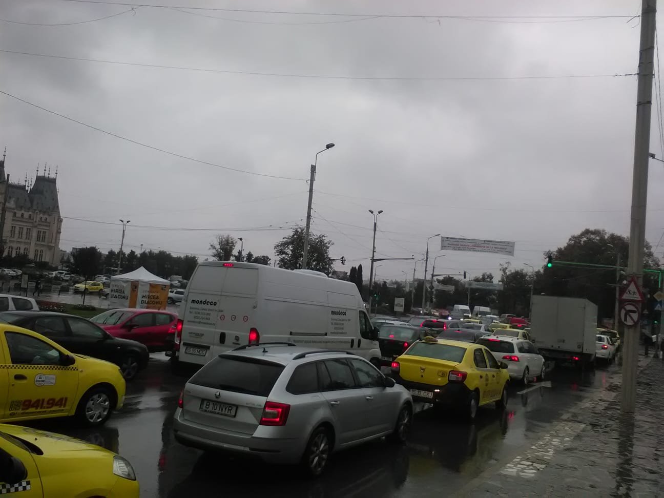  FOTO: Trafic blocat și claxoane în Centru, pe Anastasie Panu!