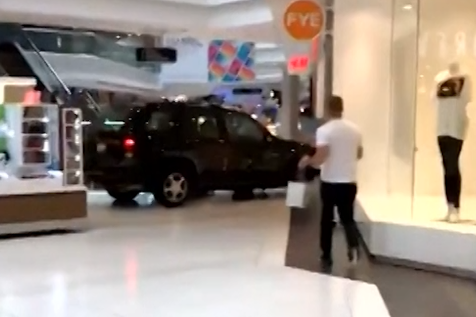  VIDEO Panică după ce un șofer a intrat cu SUV-ul într-un mall și se plimba printre ghișee