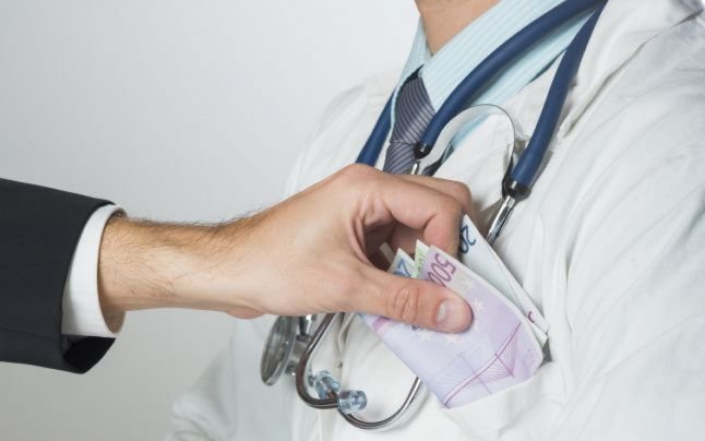  Atenţie, dragi medici: 14 pacienţi misterioşi oferă „şpagă sub acoperire”
