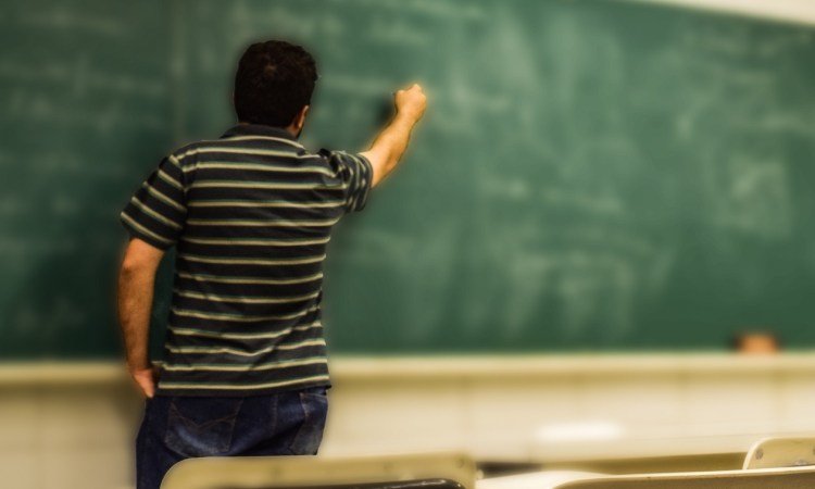  Învățător acuzat că ar fi sărutat pe gură o elevă de opt ani. Poliția a deschis dosar