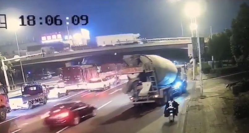  (VIDEO) Momentul în care un pod s-a prăbuşit în China: Maşini zdrobite
