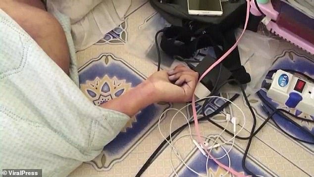  Video-gamer de 25 de ani electrocutat mortal de telefonul său pus la încărcat