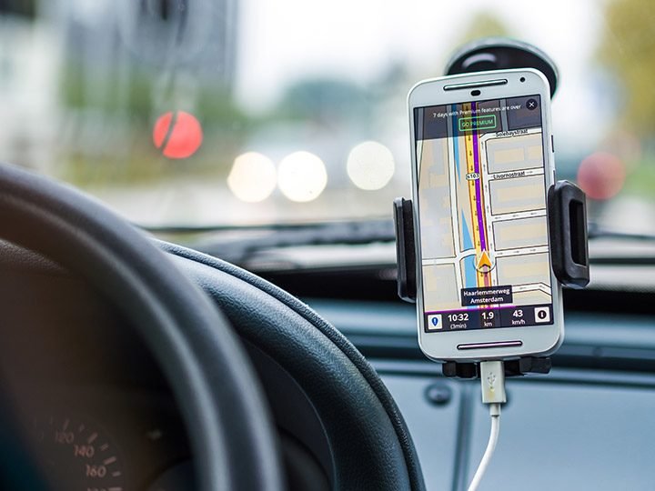  Nu mai puteți să atingeți telefonul în mașină nici pentru a regla GPS-ul