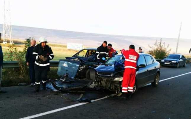  Accident cu trei victime în drum spre Sfântă: O maşină din Iaşi, implicată