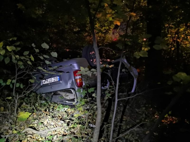 Mașină cu pelerini răniți găsită sub copacii din Bordea, la miezul nopții