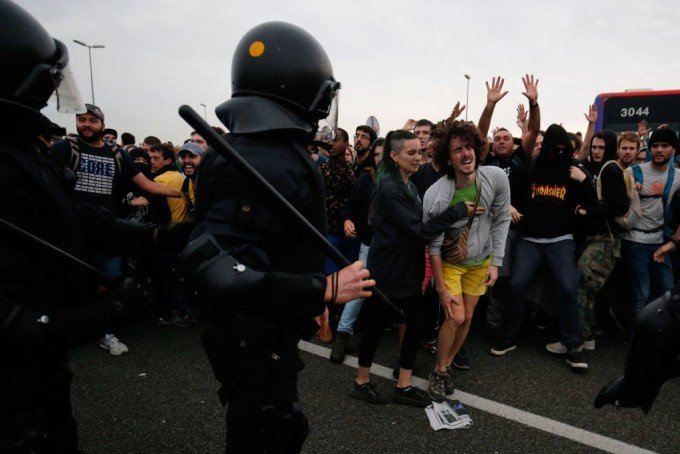  Aeroportul din Barcelona, blocat de protestatari după condamnarea separatiștilor catalani