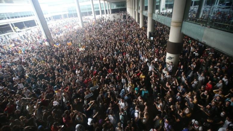  Aeroportul din Barcelona, blocat de protestatari. Peste 100 de zboruri anulate