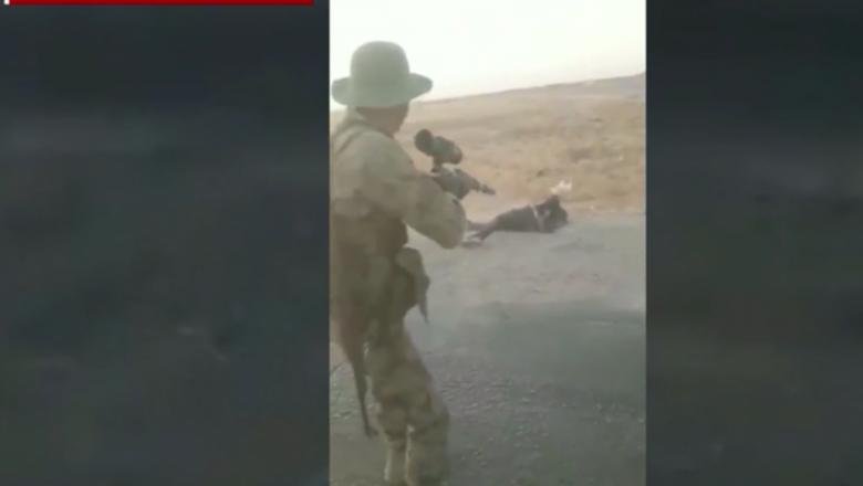  Imagini şocante difuzate de CNN: Civili kurzi executaţi pe marginea drumului