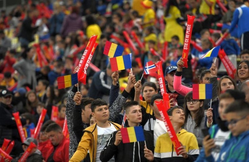  Doi primari din Vrancea s-au ascuns printre copii pentru a urmări meciul România-Norvegia