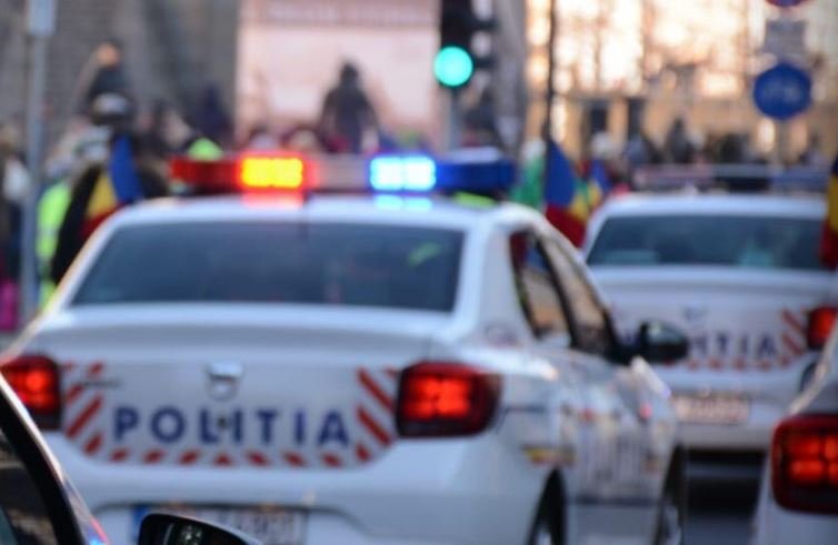  Milițienii șefi din Olt. Doi polițiști, care și-au riscat viața cu mașina din dotare, puși să plătească reparația autoturismului