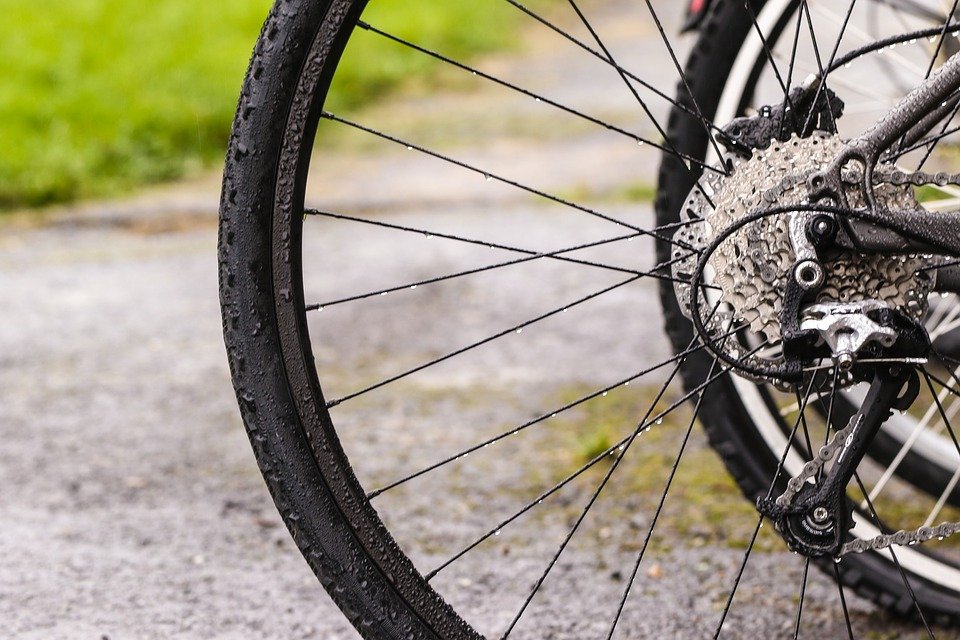  Un copil de 8 ani a murit după ce a încercat să-şi umfle roata la bicicletă