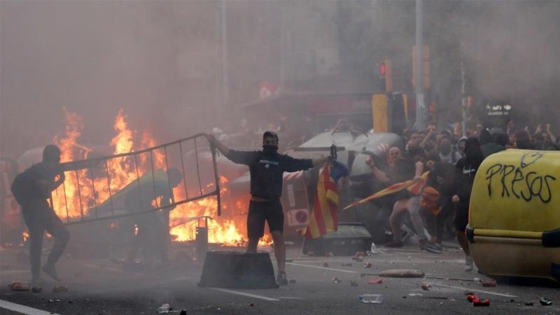  Catalonia: Cele mai violente proteste din ultimul deceniu. Un server, în România