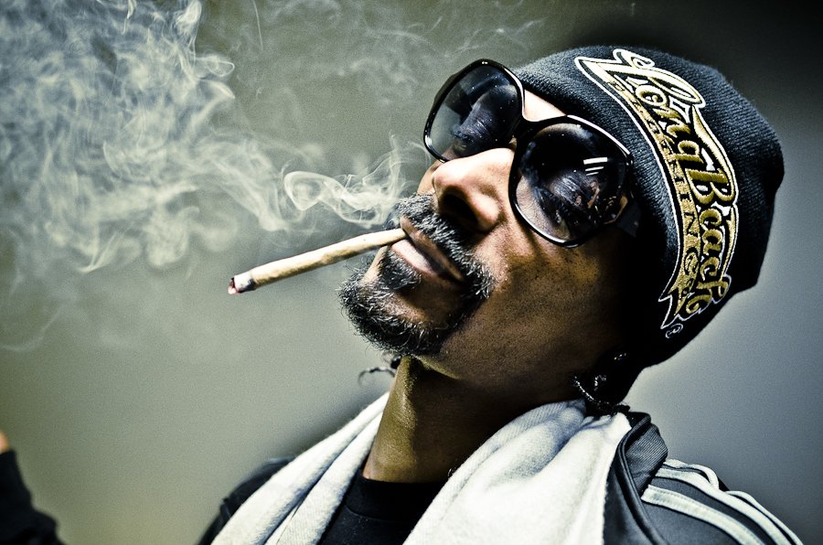  Snoop Dogg plăteşte un angajat doar pentru rularea țigărilor cu marijuana