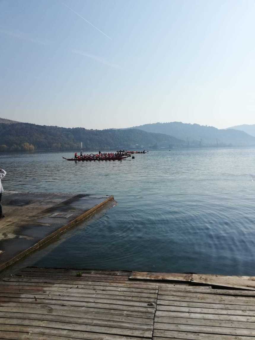  Mehedinţi: 20 de copii s-au răsturnat cu barca în Dunăre, în timpul unei competiţii sportive