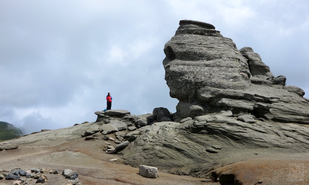  Sfinxul, un simbol al Bucegilor, interzis turiștilor. Educație cu forța împotriva escaladărilor și a scrijeliturilor în piatră